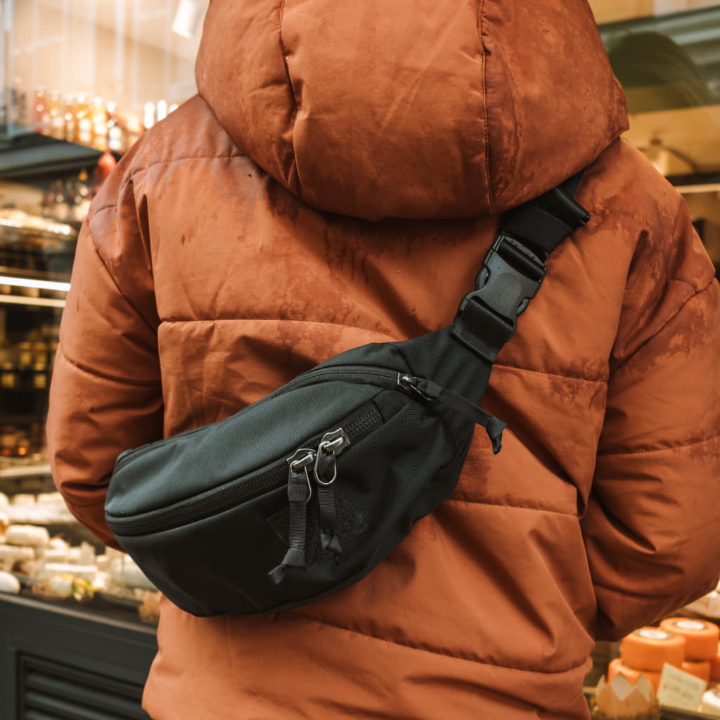 CIVIC Access Sling 2L in Solution Dyed Black - on body in Paris CIVIC Access Sling 2L in Solution Dyed Black - on body in Paris [13011c-SBK