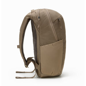 CIVIC Half Zip 22L in Fossil Brown - water bottle pockets