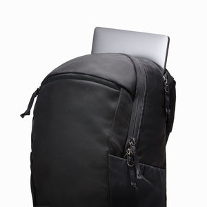 CIVIC Half Zip 22l in Solution Dyed Black - external laptop suspended