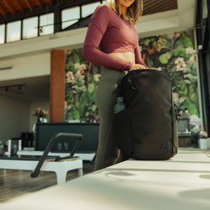 CIVIC Half Zip 22l in Solution Dyed Black - gym bag