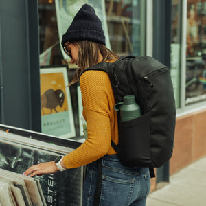 CIVIC Half Zip 22l in Solution Dyed Black - water bottle pocket