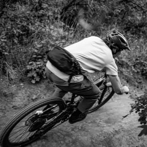 MOUNTAIN HIP PACK 3.5L in Solution Dyed Black - On Bike downhill