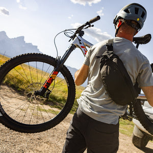 MOUNTAIN HIP PACK 3.5L in Solution Dyed Black - Unloading Mountain Bike