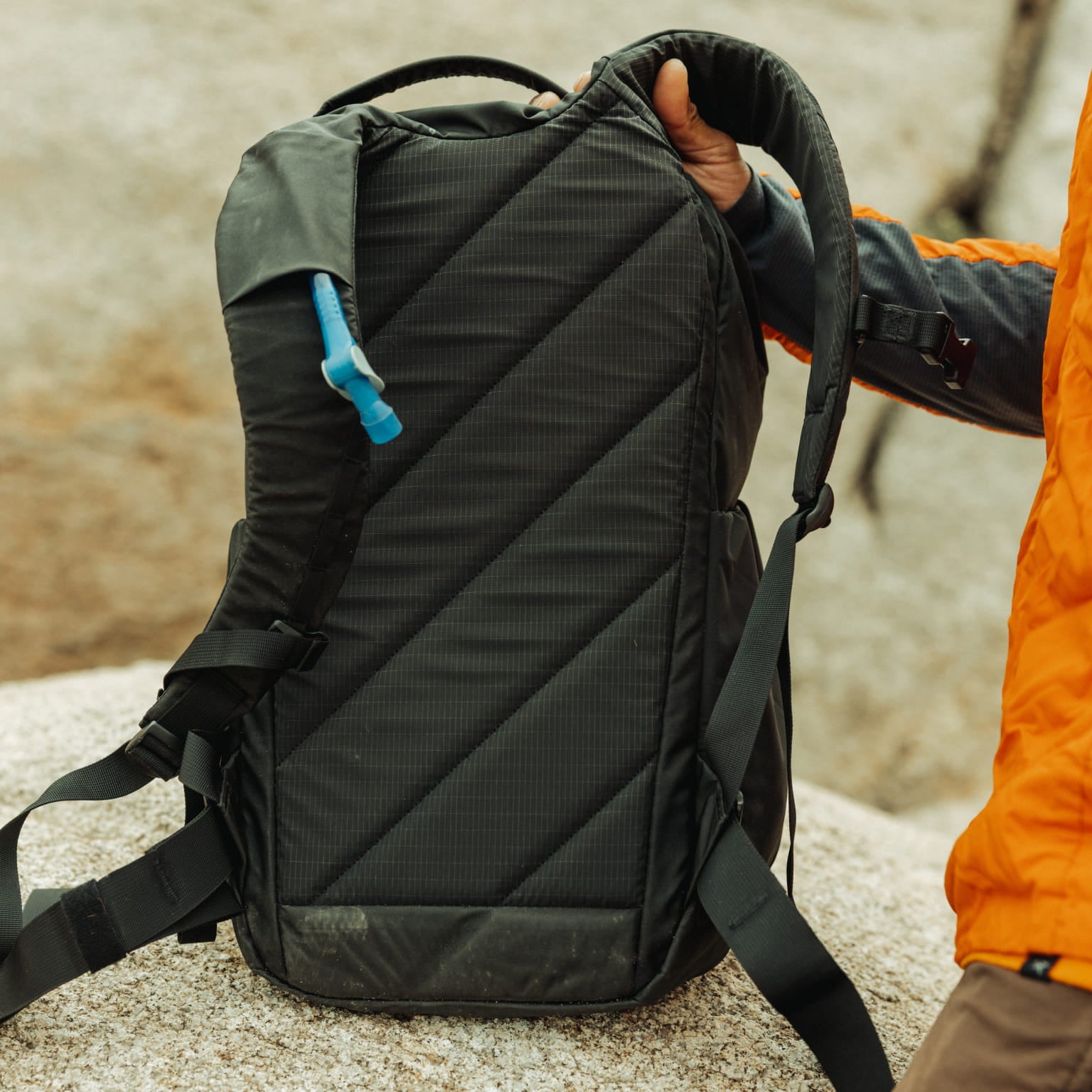 MOUNTAIN Panel Loader 22L - Solution Dyed Black - breathable back panel MOUNTAIN Panel Loader 22L - Solution Dyed Black - breathable back panel [11004d-SBK