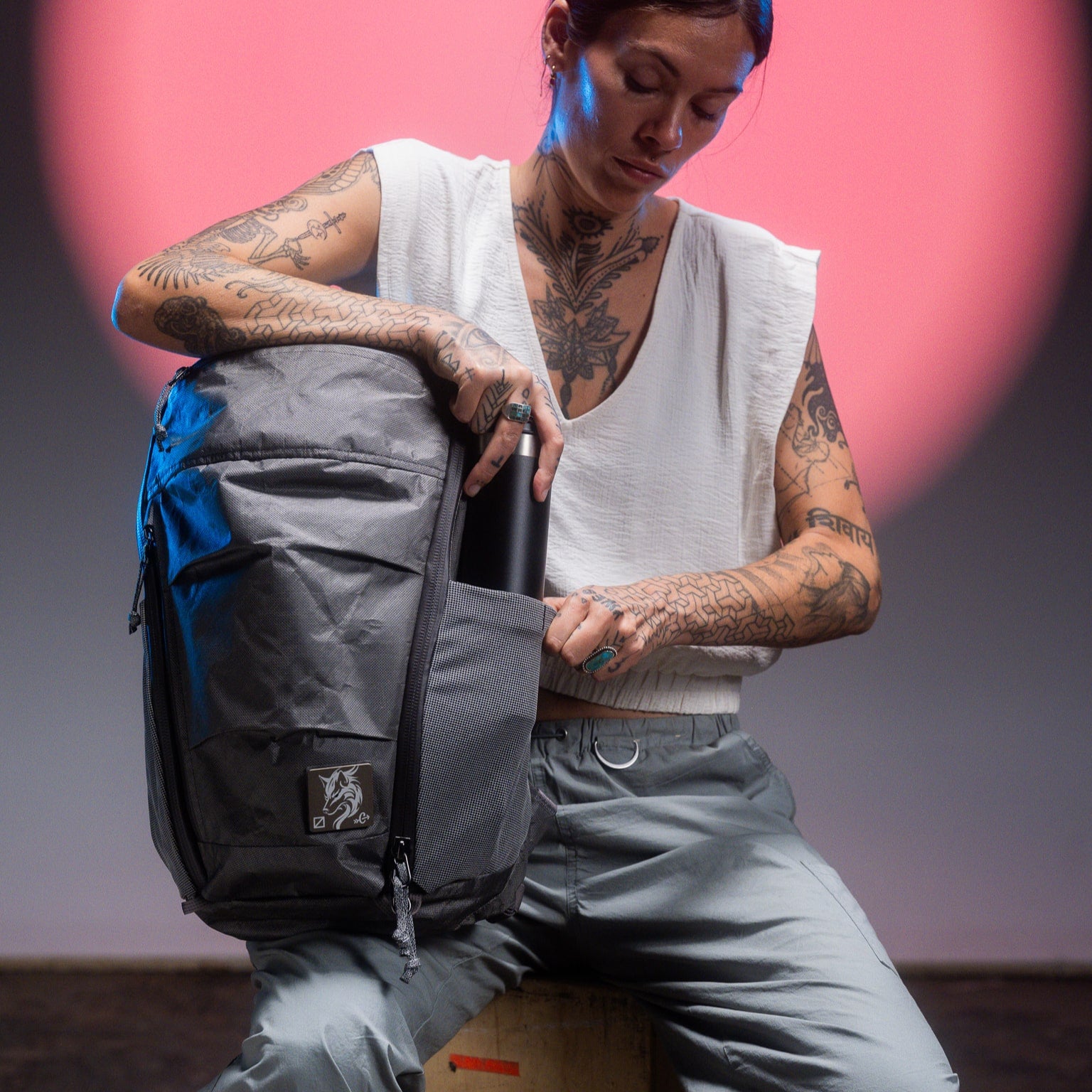 MOUNTAIN Panel Loader 22L in Gravel Gray - Ultra - ultrastretch water bottle pockets