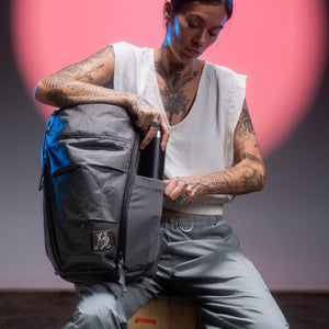 MOUNTAIN Panel Loader 22L in Gravel Gray - Ultra - ultrastretch water bottle pockets