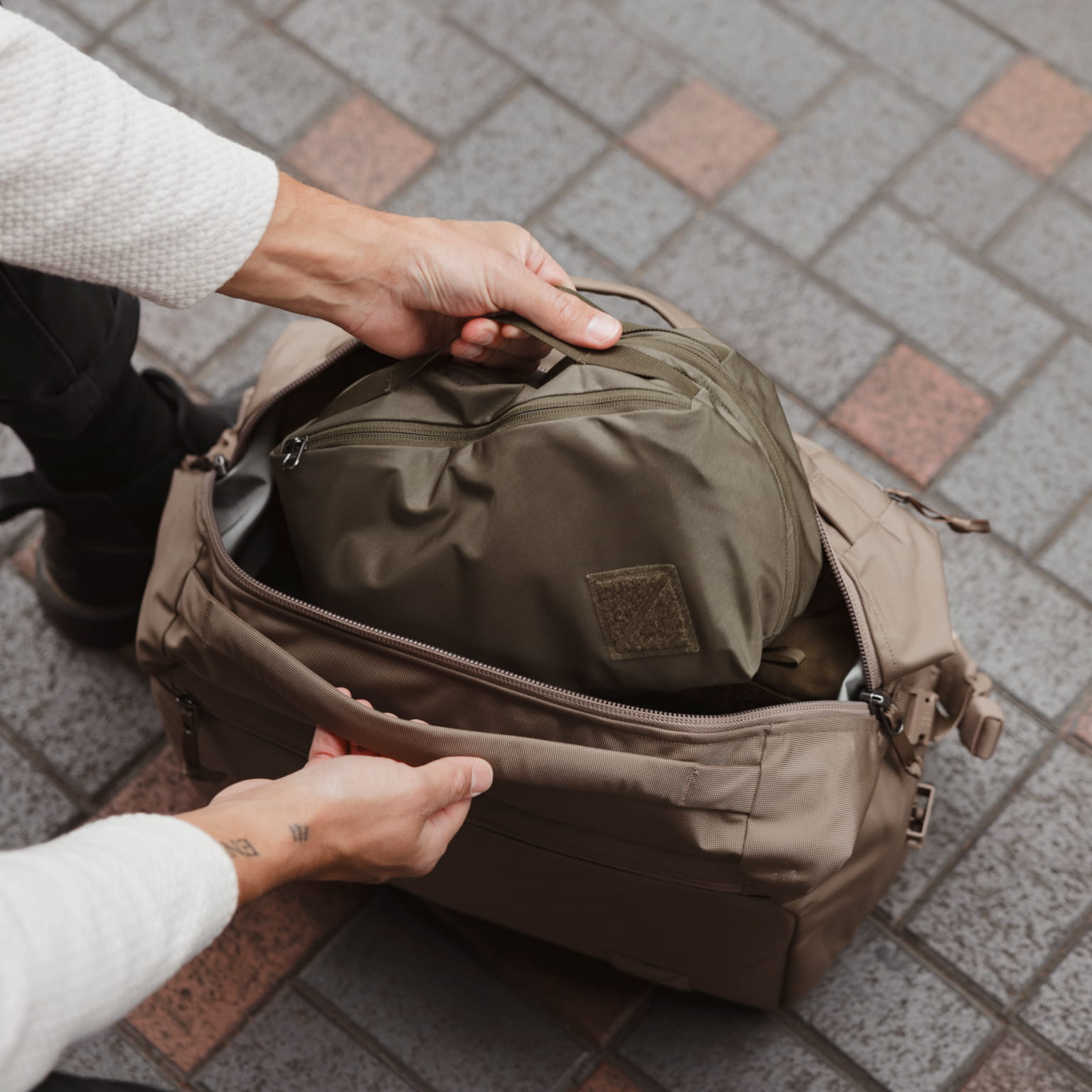 Transit Duffel 25L in Fossil Brown - over hand packing cube Transit Duffel 25L in Fossil Brown - over hand packing cube [13023d-FBN