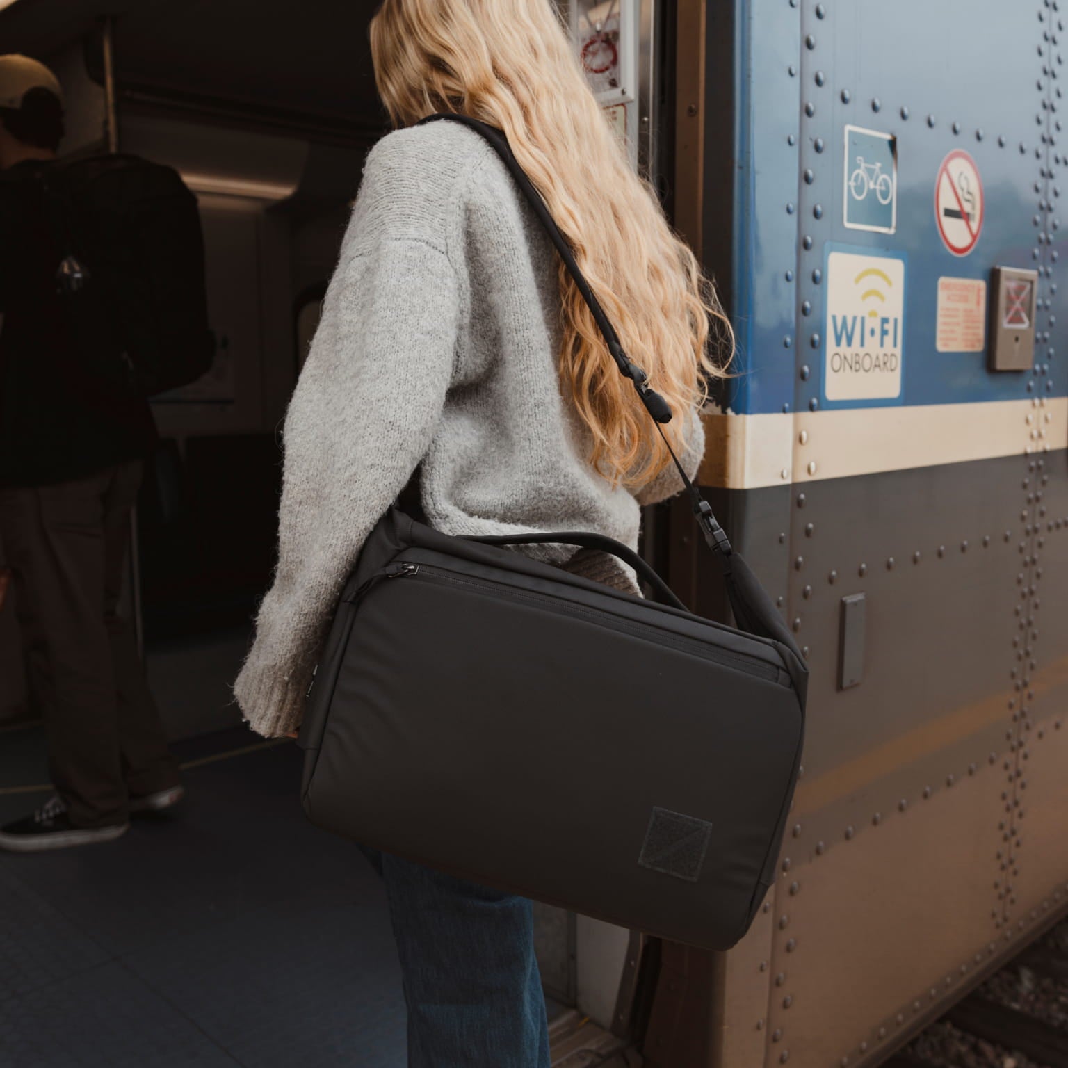 Transit Duffel 25L in Solution Dyed Black - boarding train Transit Duffel 25L in Solution Dyed Black - boarding train [13023d-SBK