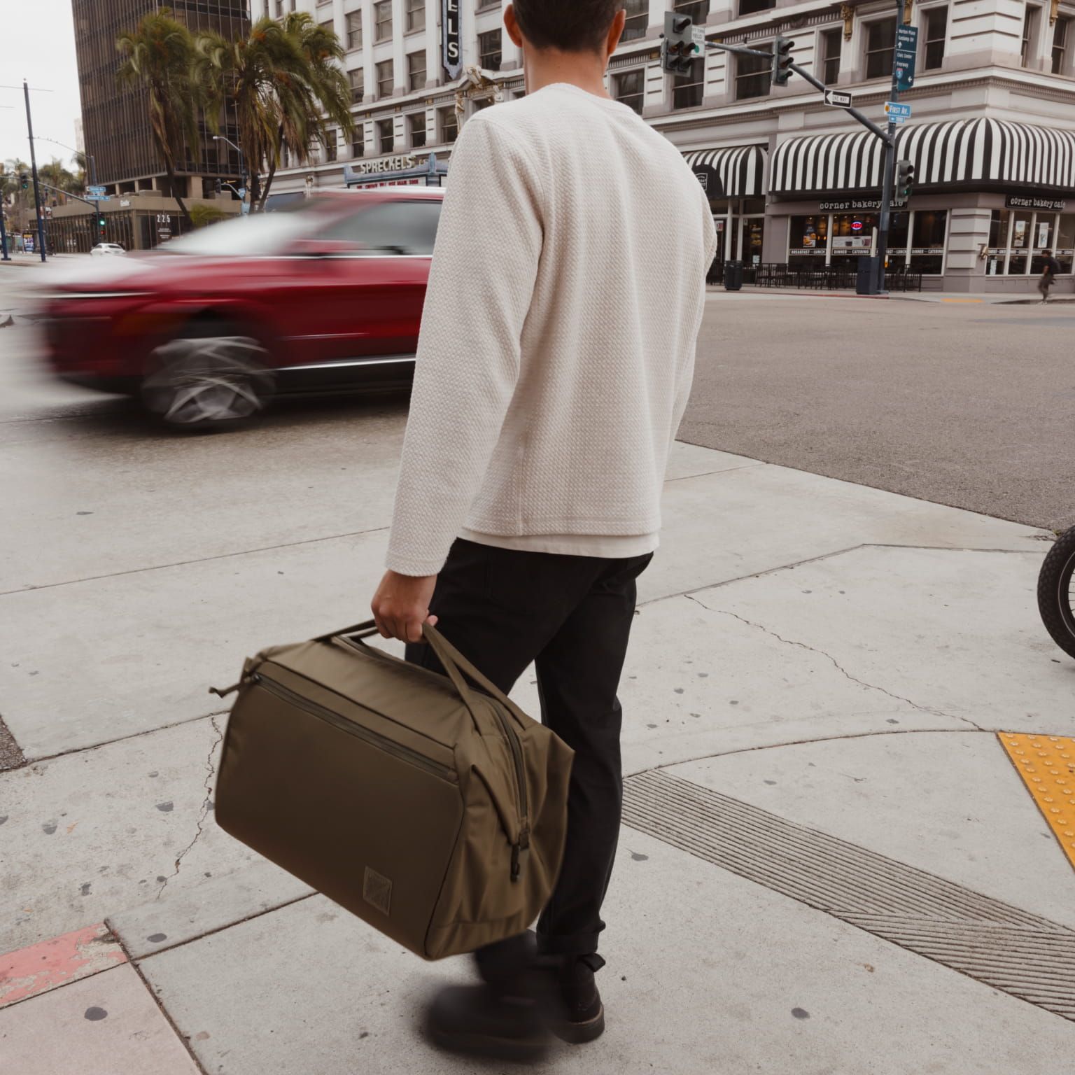 Transit Duffel 35L in OD Green street crossing Transit Duffel 35L in OD Green street crossing [13014d-ODG