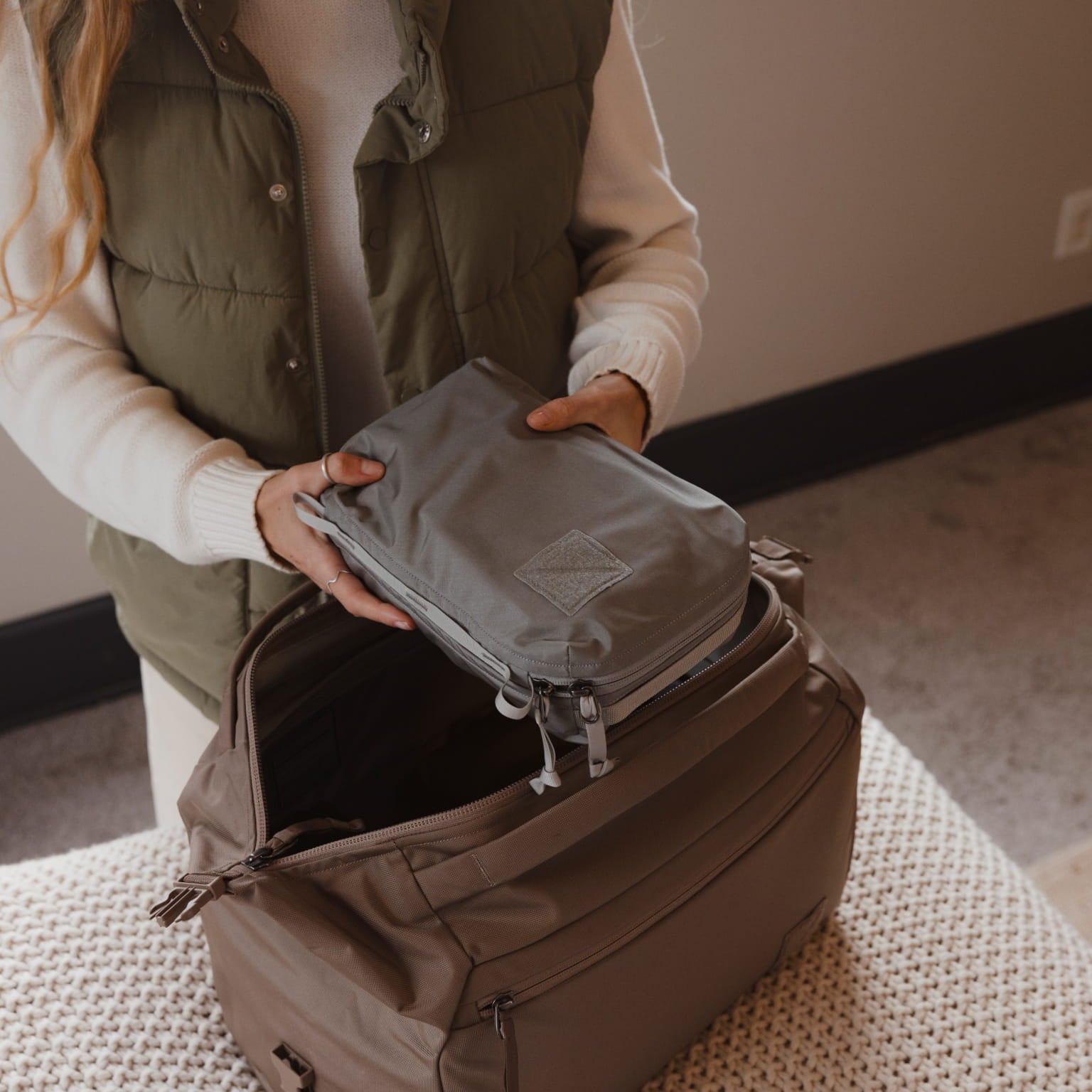 Transit Packing Cube 4L in Standard Gray - packed into transit duffel fossil brown Transit Packing Cube 4L in Standard Gray - packed into transit duffel fossil brown [13026a-STG