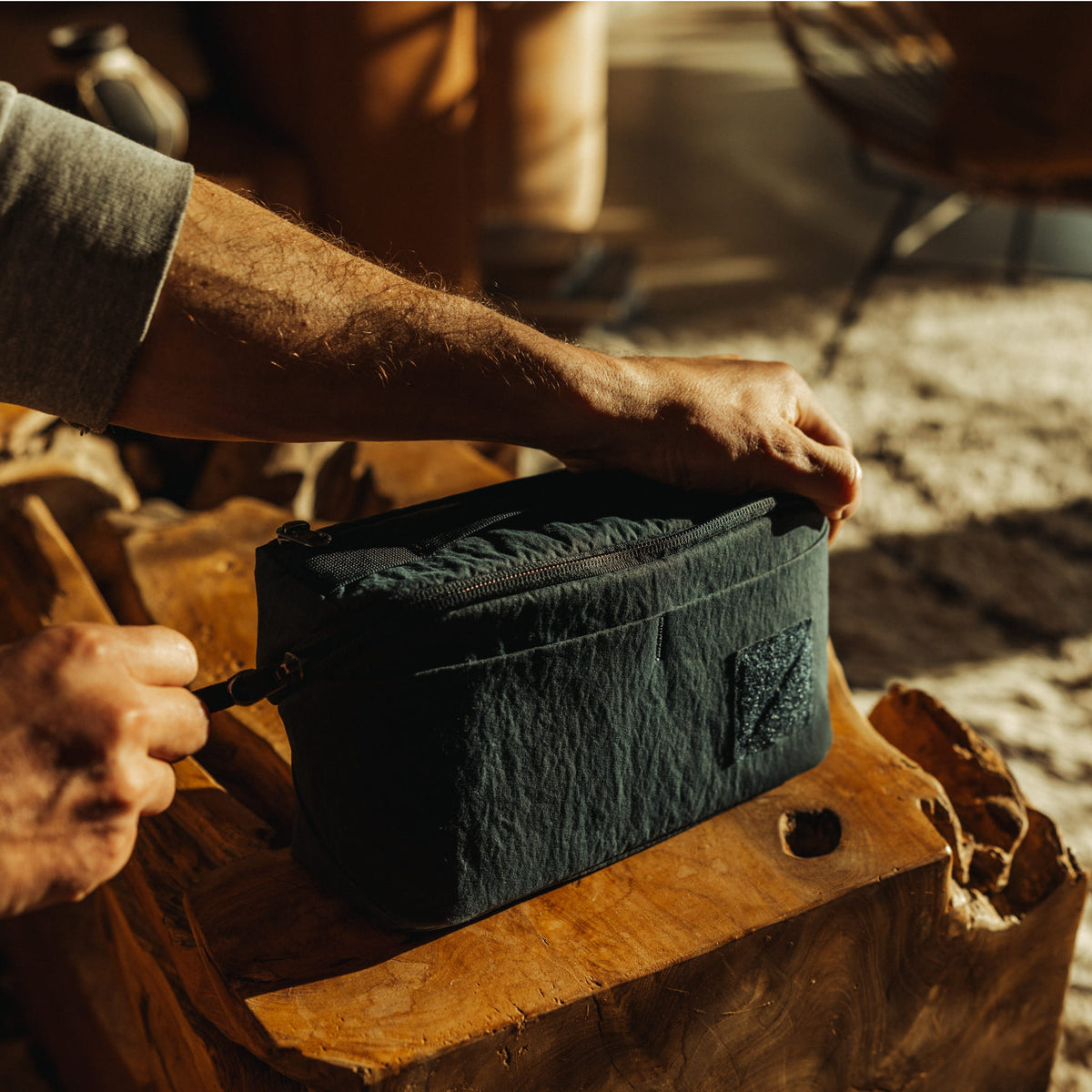 CIVIC Access Pouch 2L in Konbu Dark Navy zipper line