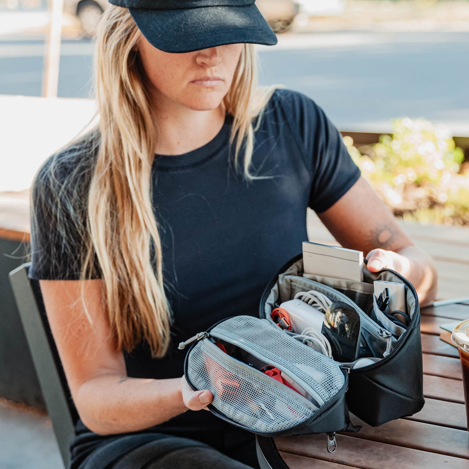 CIVIC ACCESS POUCH 2L SOLUTION DYED BLACK CAP2 Open in Hand [13006a-SBK]