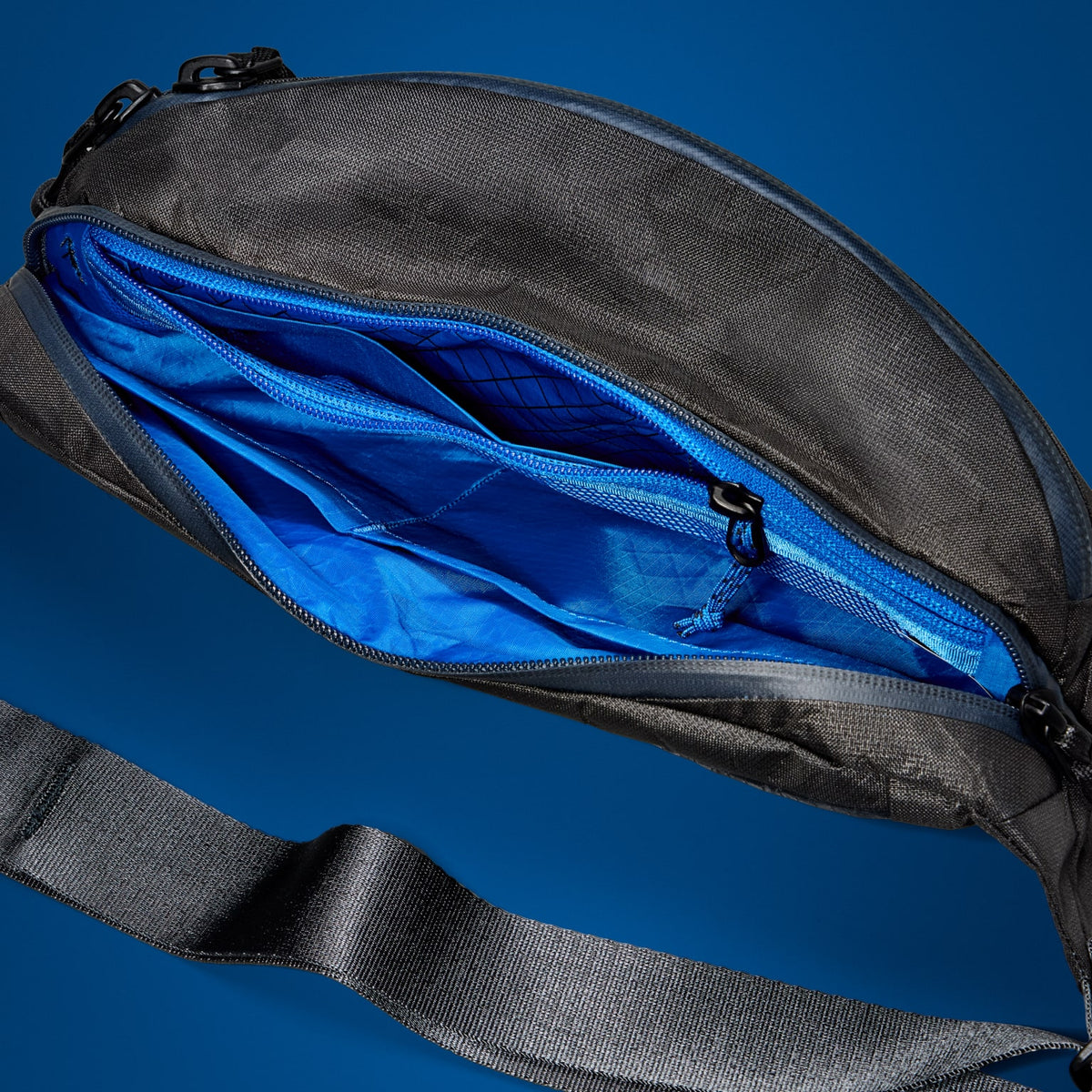 CIVIC Access Sling 2L in Black Magic - Ultra - blue flame lining plus drop in pockets
