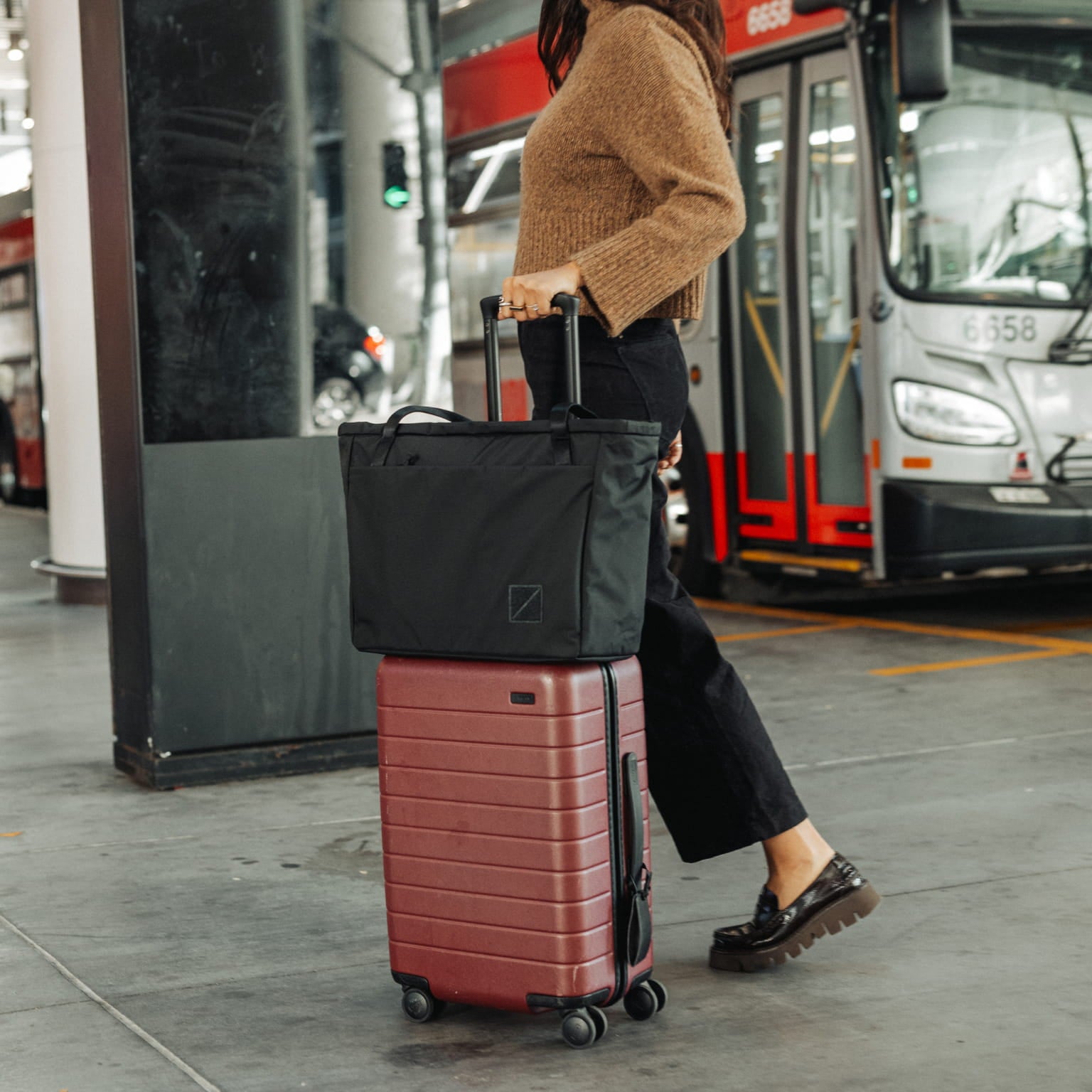 CIVIC Daily Tote 24L in Solution Dyed Black - CDT24 - luggage pass through on roller suitcase - MODEL HEIGHT 5'8" - 172cm [13024a-SBK]