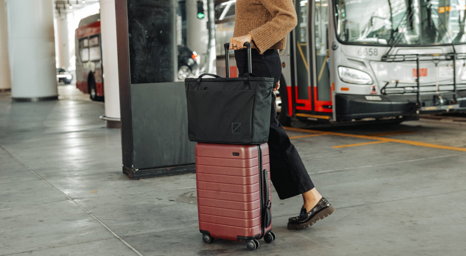 CIVIC Daily Tote 24L - CDT24 - luggage pass through at bus terminal