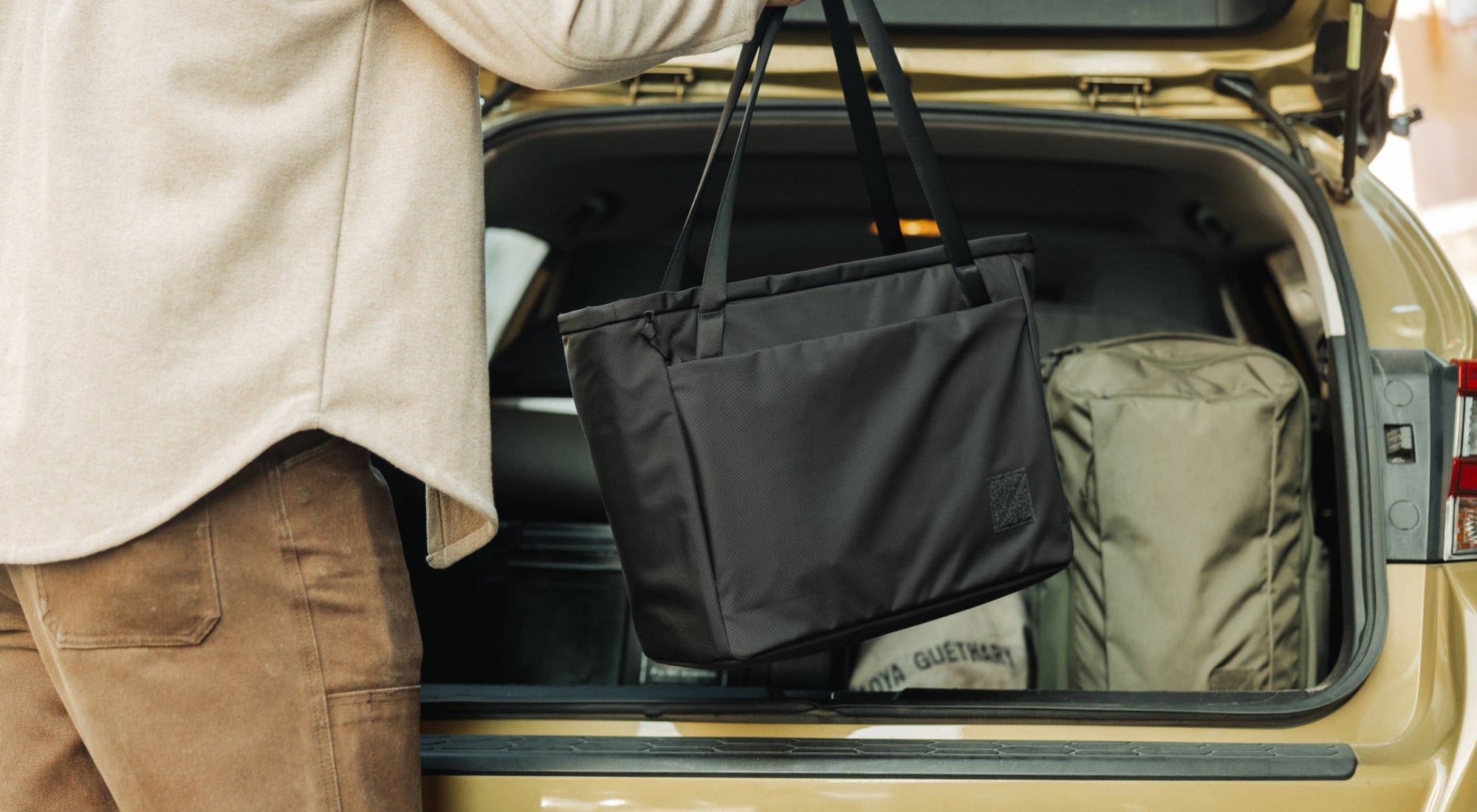 CIVIC Daily Tote 24L - CDT24 - loading into back of car trunk