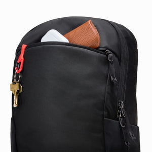 CIVIC Half Zip 22l in Solution Dyed Black - external lid pocket