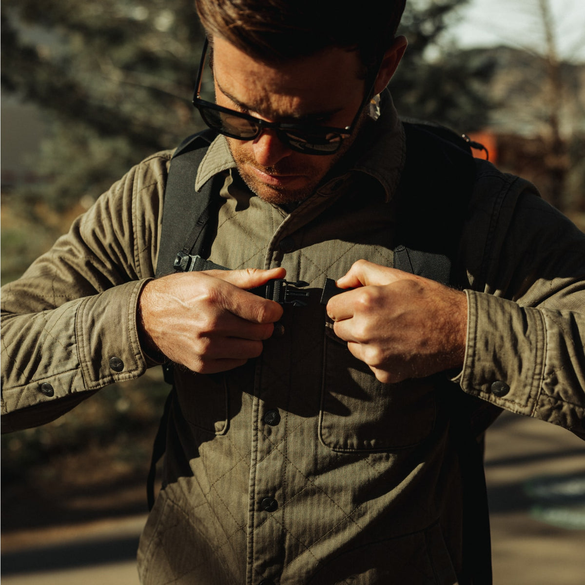 CIVIC Half Zip 26l in Solution Dyed Black - sternum strap