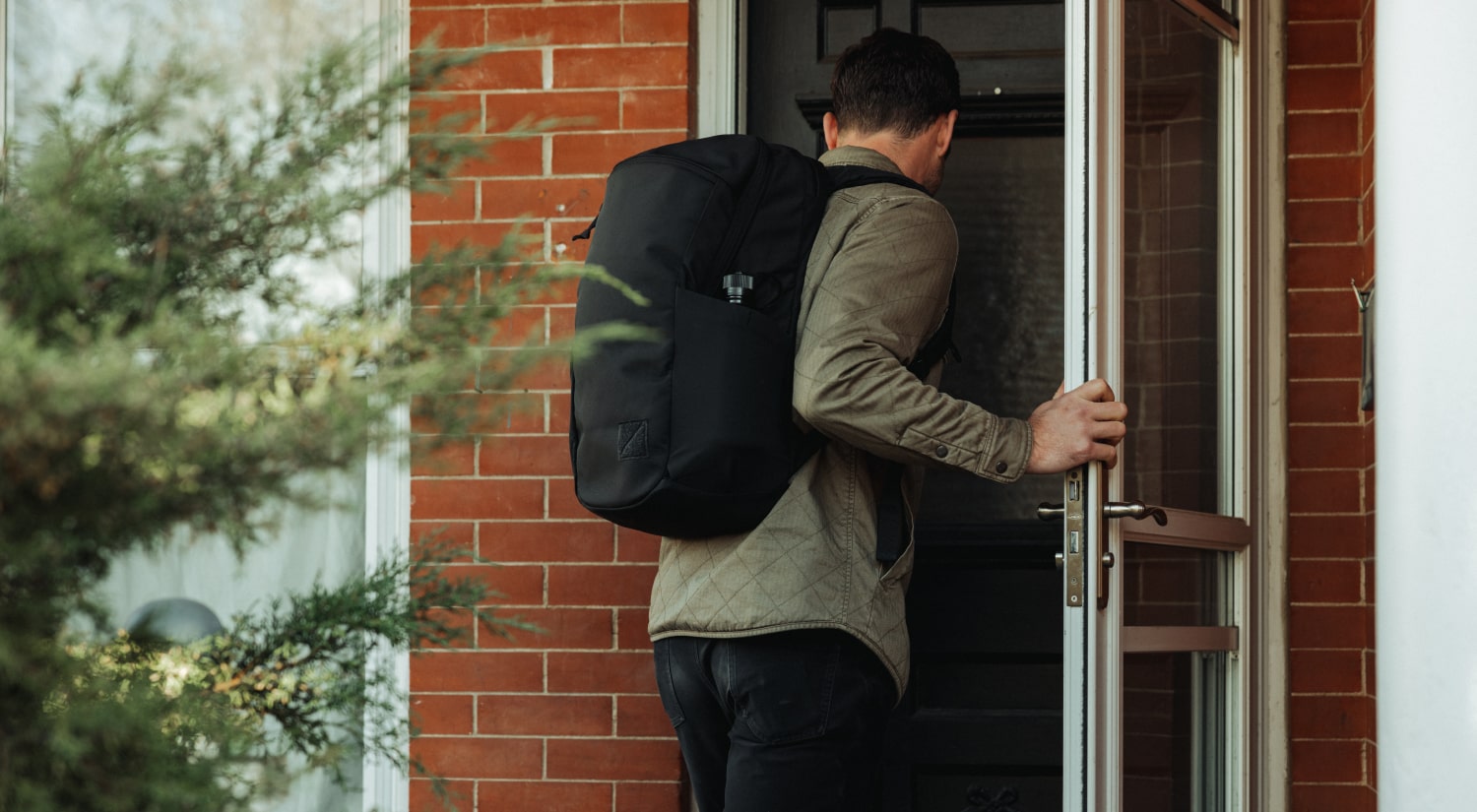 CIVIC Half Zip CHZ 26L worn on back commuting