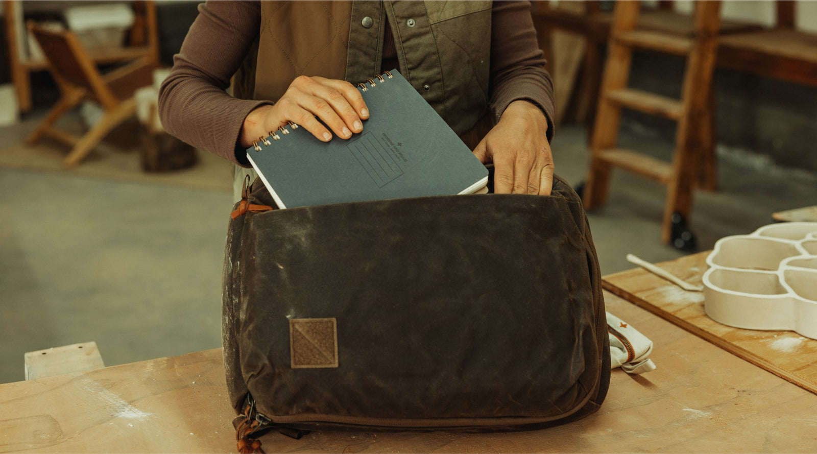 CIVIC PANEL LOADER 16L in Waxed Tan
