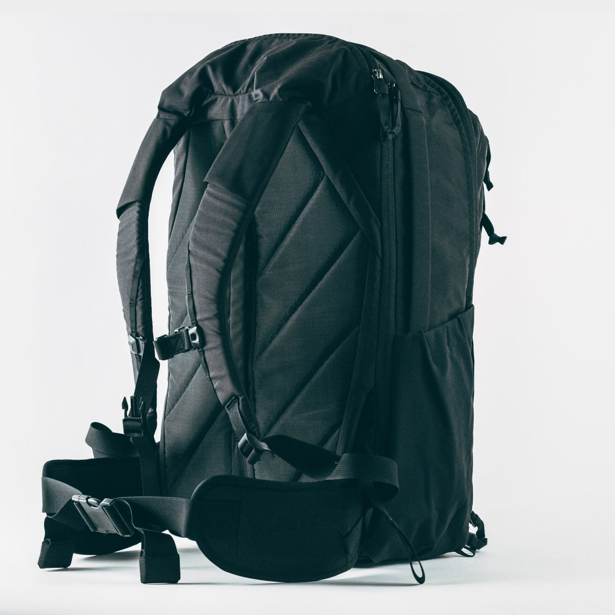 CIVIC Travel Bag 35L in solution dyed waist belt deployed