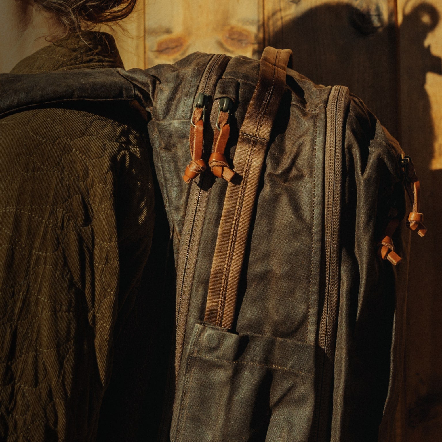 CIVIC Travel Bag 20L in Waxed Canvas - Waxed Tan - leather details [13019cc-WTN]