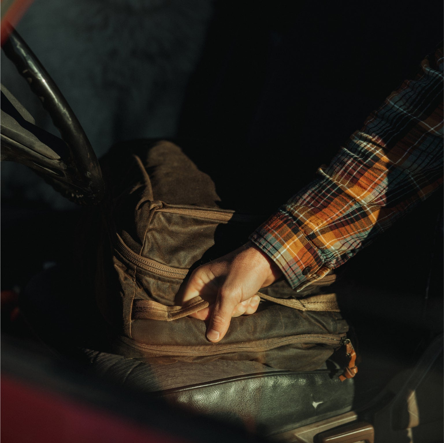 CIVIC Travel Bag 26L in Waxed Canvas - Waxed Tan - top grab handle CIVIC Travel Bag 26L in Waxed Canvas - Waxed Tan - top grab handle [13012cc-WTN