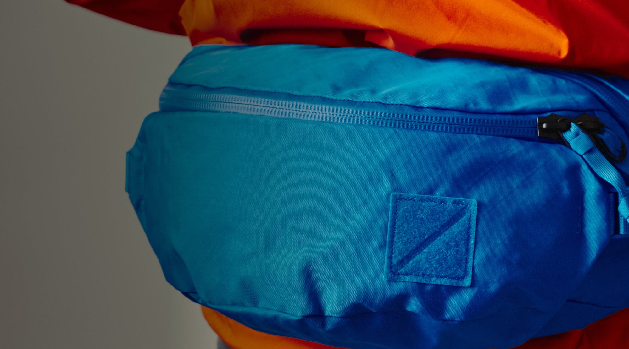 MOUNTAIN HIP PACK 3.5L in Ecopak Bright Blue - pu coated zippers