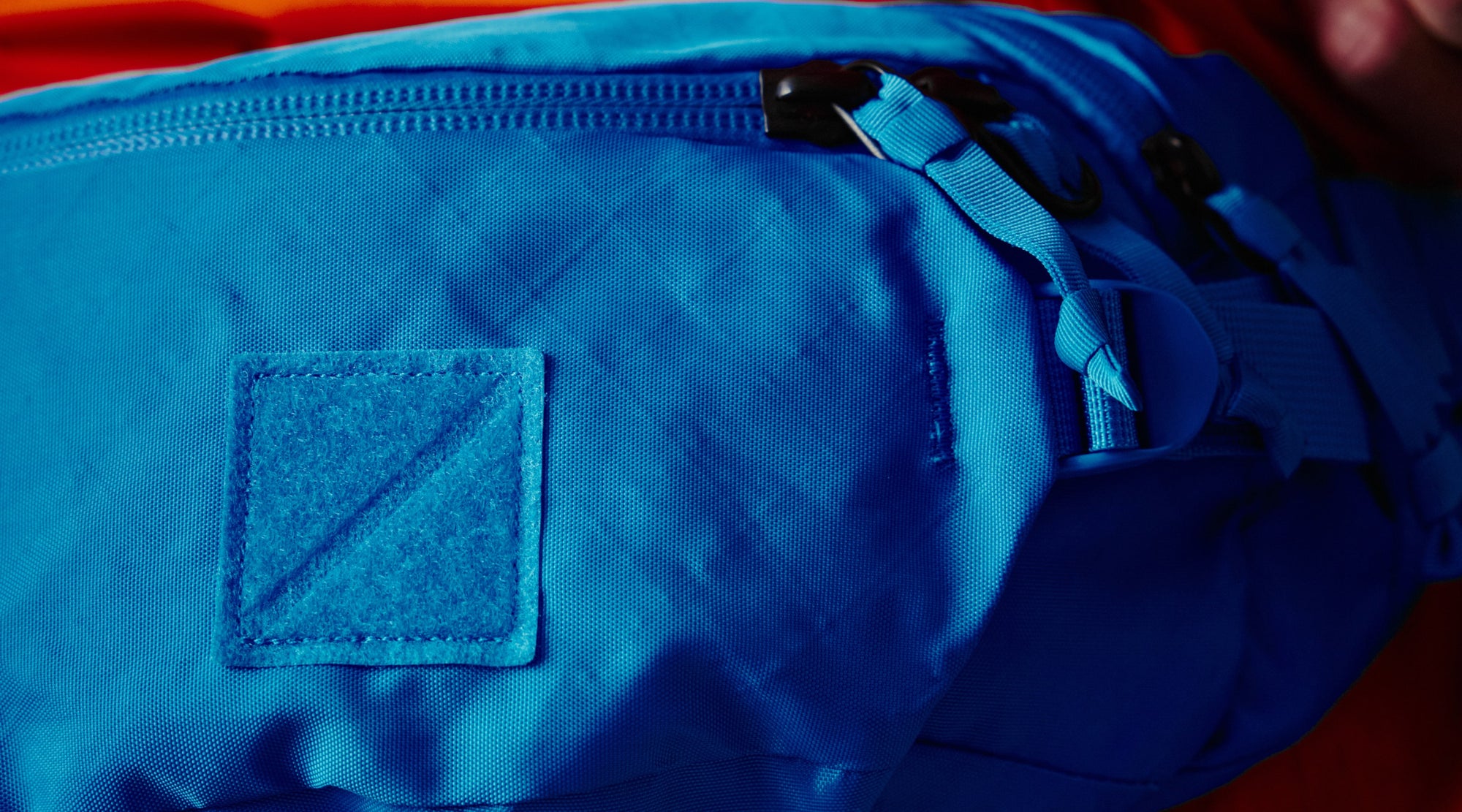 Bright Blue MOUNTAIN HIP Pack 3.5L - Up Close Textile