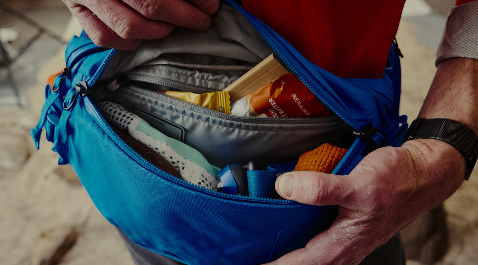 MOUNTAIN HIP PACK 3.5L dalam Ecopak Bright Blue - ritsleting terbuka lebar dikemas dengan edc