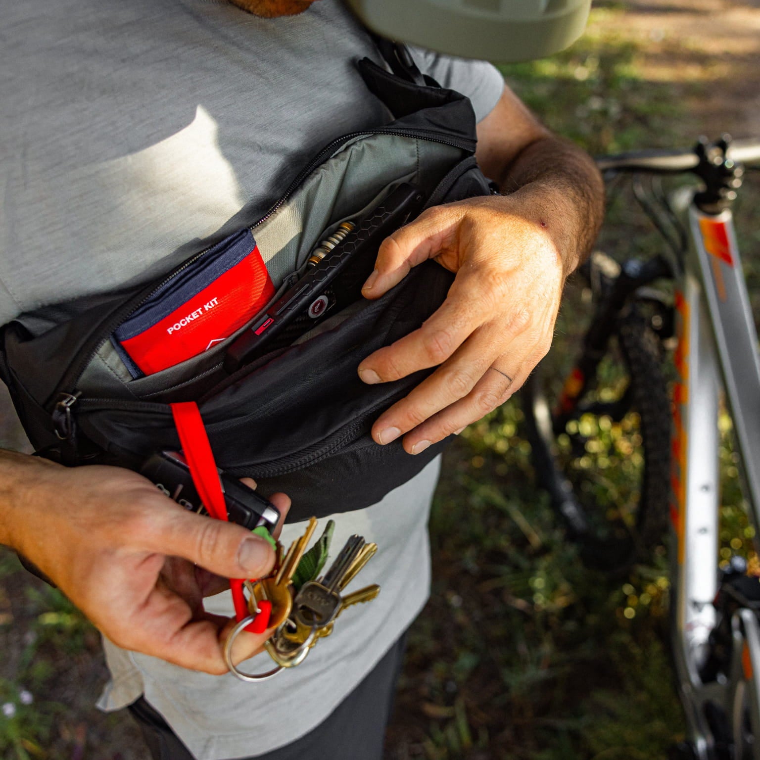 MOUNTAIN HIP PACK 3.5L in Solution Dyed Black - Key Leash [11003a-SBK]