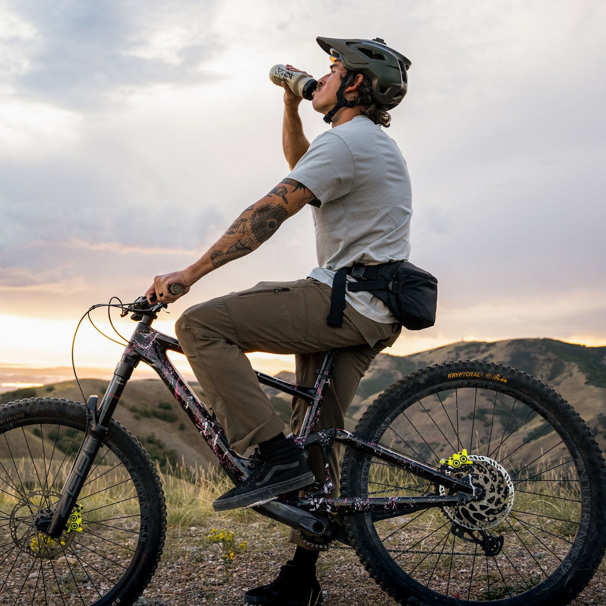 MOUNTAIN HIP PACK 3.5L in Solution Dyed Black - On Bike Resting on Mountain