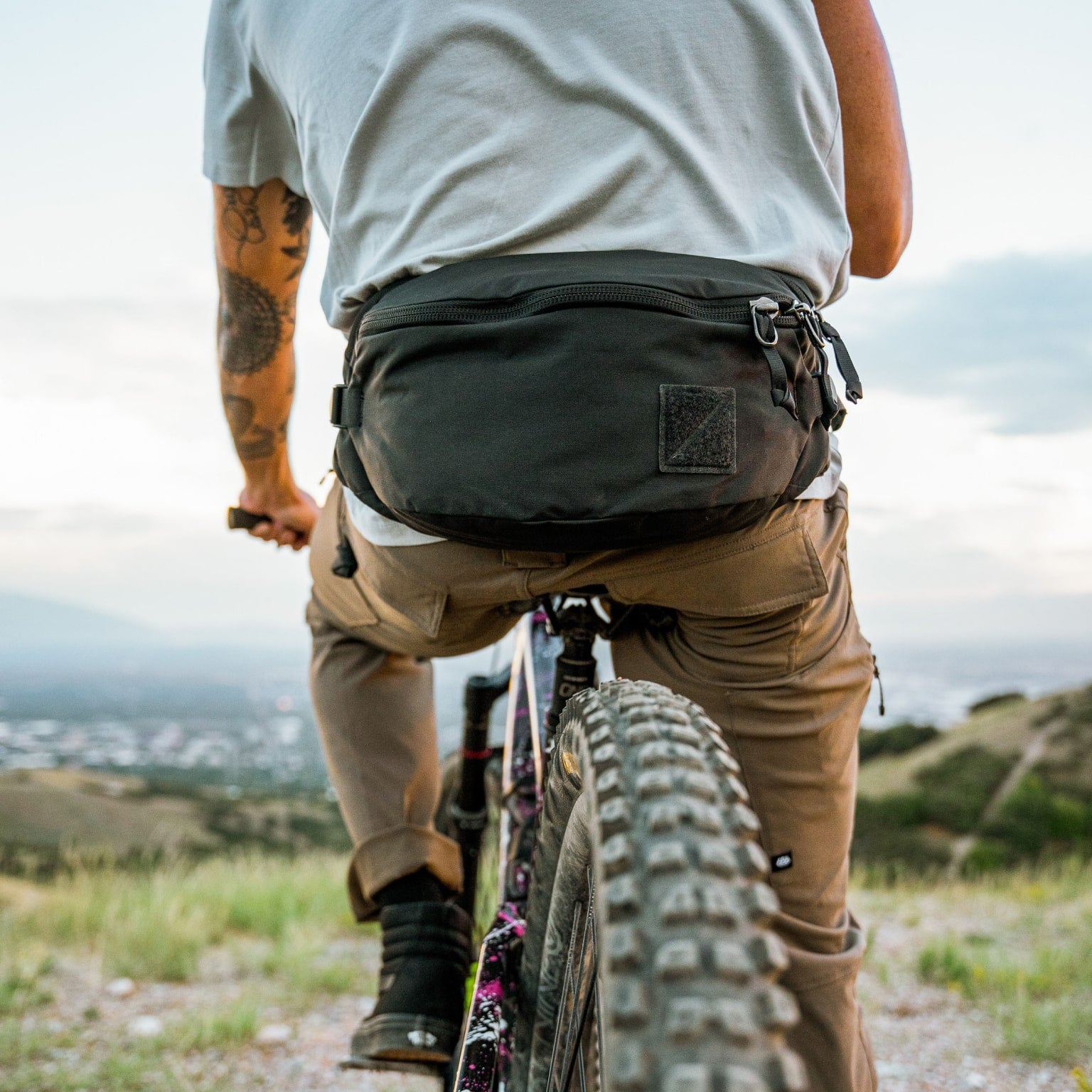 MOUNTAIN HIP PACK 3.5L in Solution Dyed Black - On Bike [11003a-SBK]