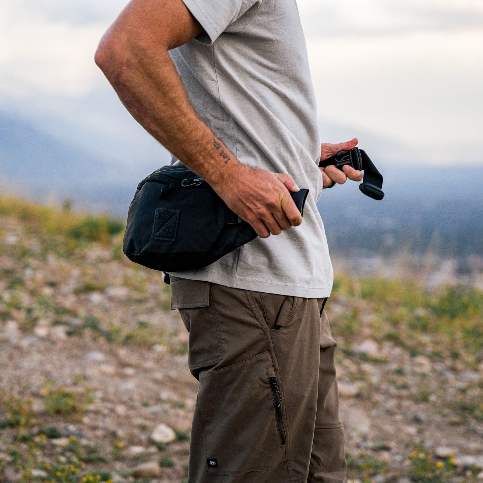 MOUNTAIN HIP PACK 3.5L in Solution Dyed Black - Side Buckle [11003a-SBK]