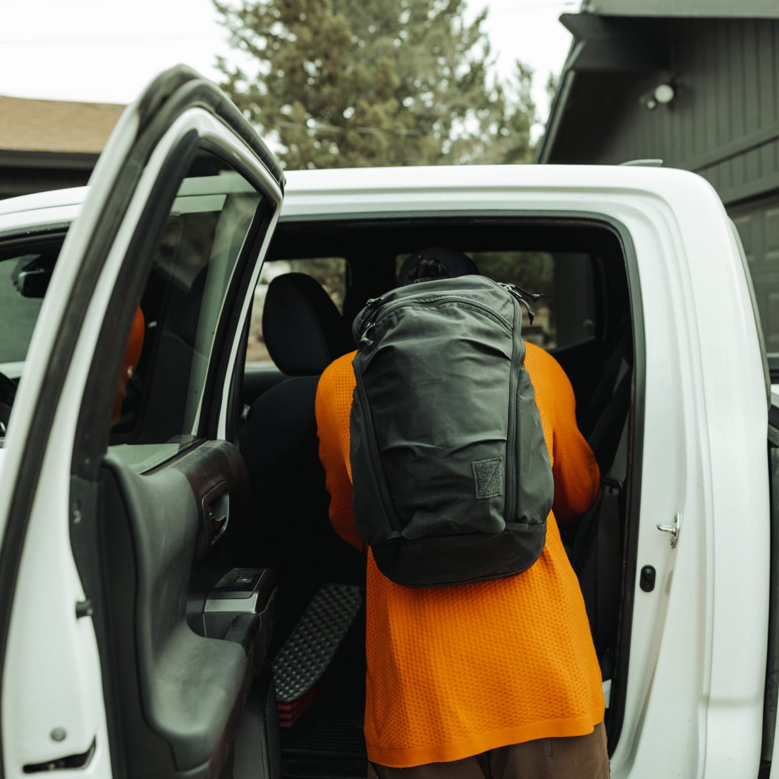 MOUNTAIN Panel Loader 22L - Solution Dyed Black - loadout at truck MOUNTAIN Panel Loader 22L - Solution Dyed Black - loadout at truck [11004d-SBK