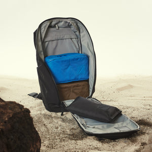 MOUNTAIN Panel Loader 22L in Black ECOPAK - Open and Packed with CAP2 inside