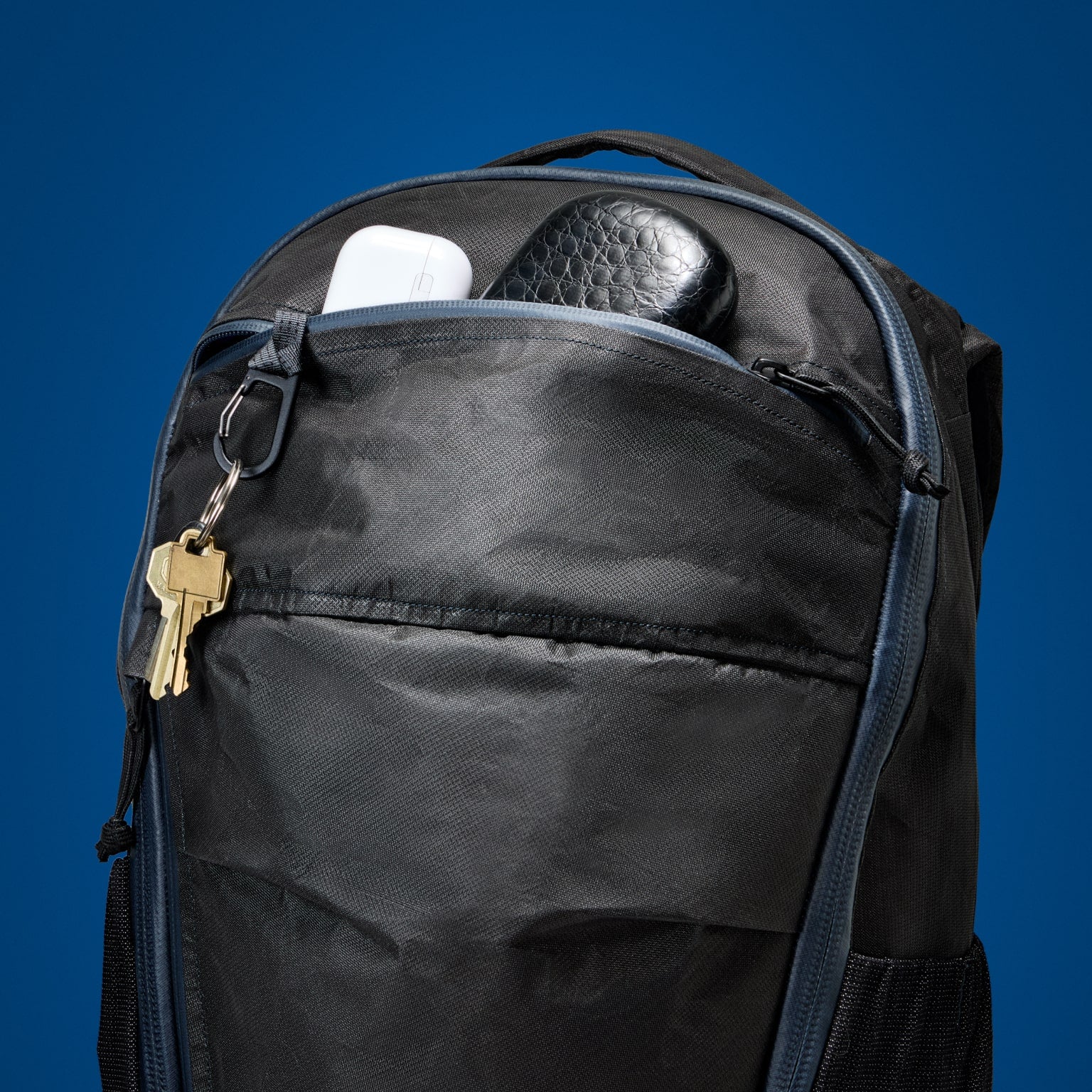 MOUNTAIN Panel Loader 22L in Black Magic - Ultra - Front lid pocket with aluminum key hook