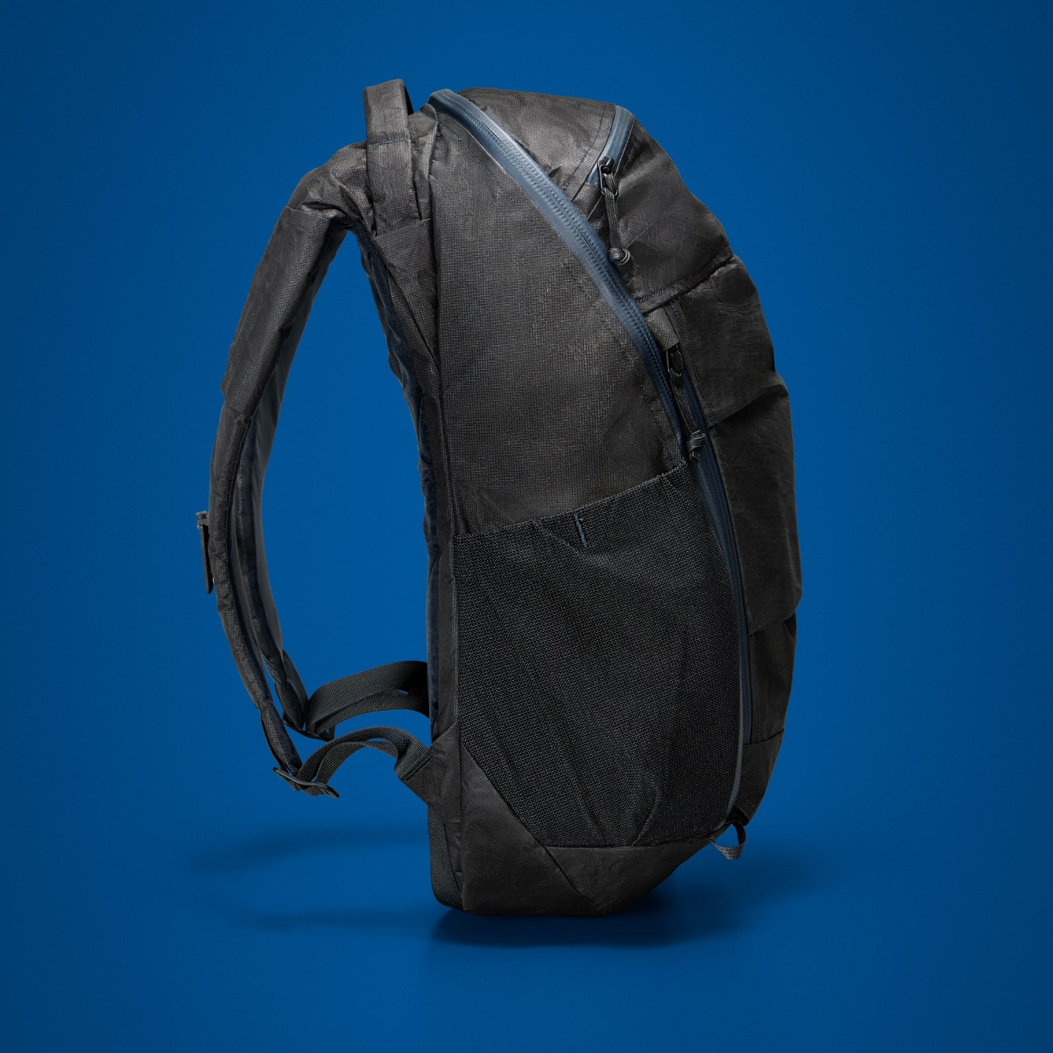MOUNTAIN Panel Loader 22L in Black Magic. Side View water bottle pockets.