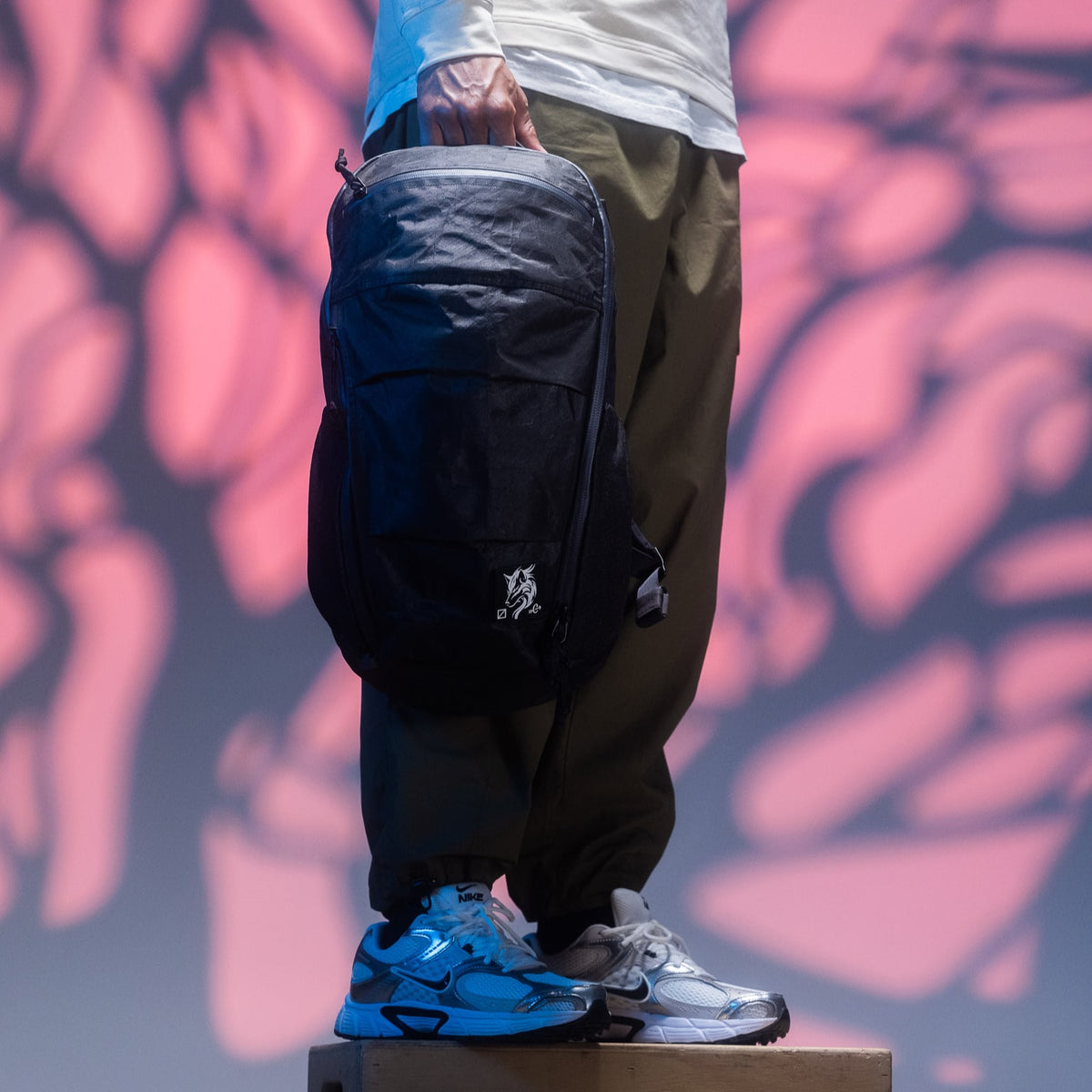 MOUNTAIN Panel Loader 22L in Black Magic - Ultra - top handle 