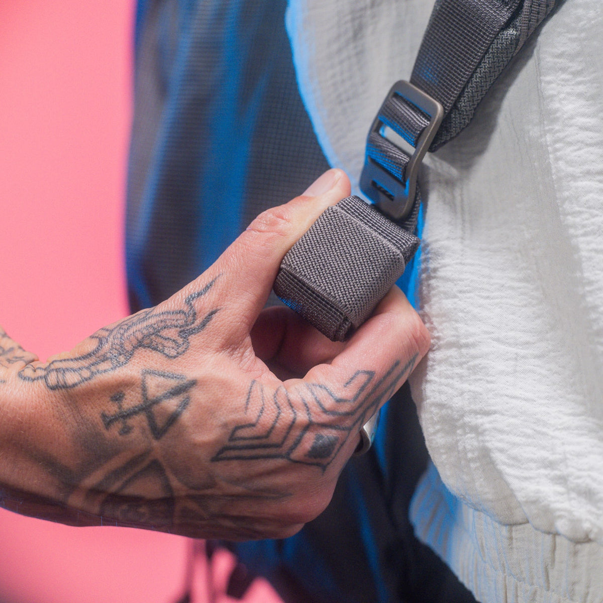 MOUNTAIN Panel Loader 22L in Gravel Gray - Ultra - strap keeper