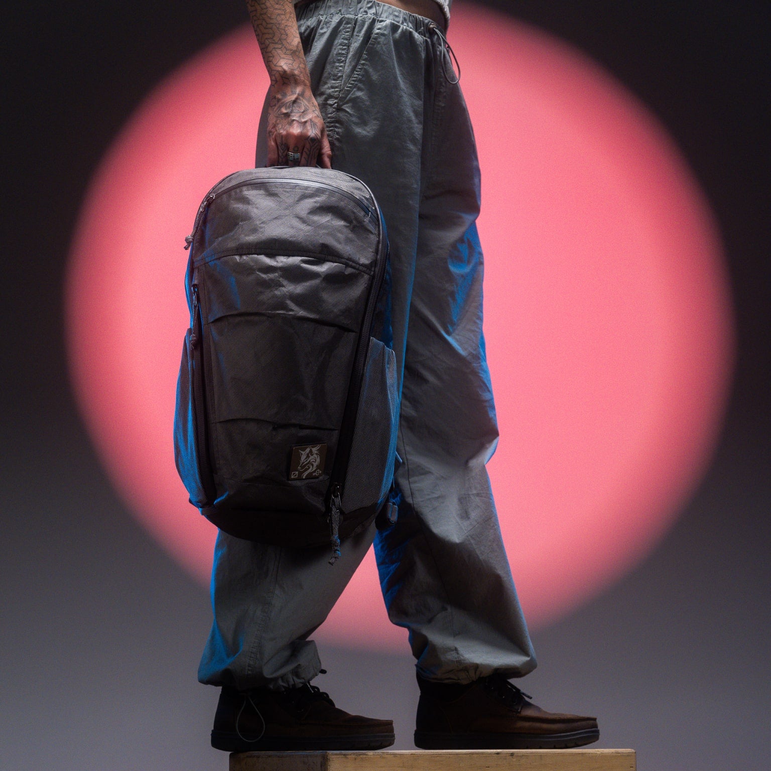MOUNTAIN Panel Loader 22L in Gravel Gray - Ultra - top handle