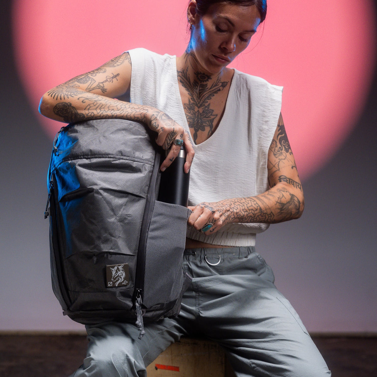 MOUNTAIN Panel Loader 22L in Gravel Gray - Ultra - ultrastretch water bottle pockets