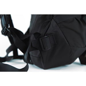 MOUNTAIN Panel Loader 30L in Black, removable waist belt