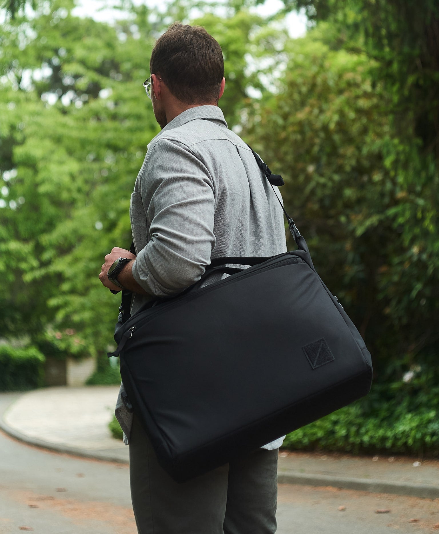 Transit Briefcase 20L - Solution Dyed Black - shoulder strap and textile