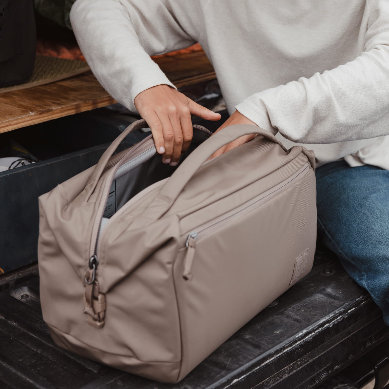 Transit Duffel 25L in Fossil Brown - top opening man [13023d-FBN]