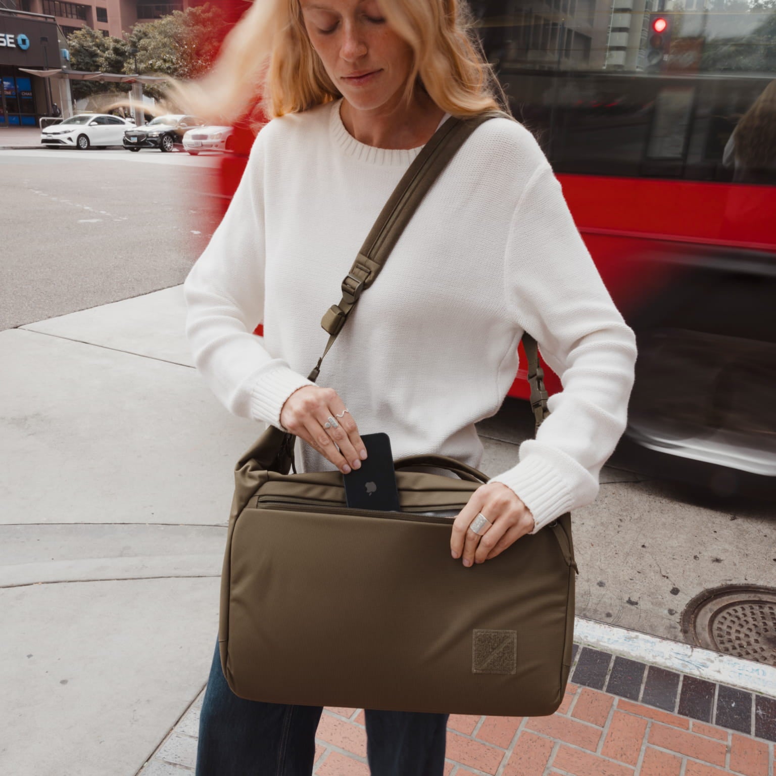 Transit Duffel 25L in OD Green - shoulder strap [13023d-ODG]