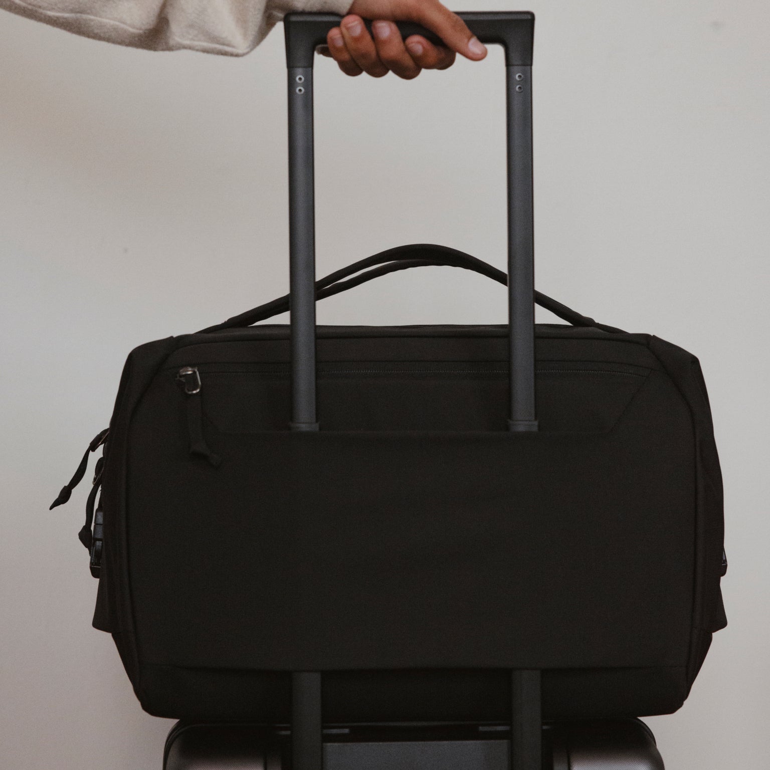 Transit Duffel 25L in Solution Dyed Black - luggage pass through [13023d-SBK]