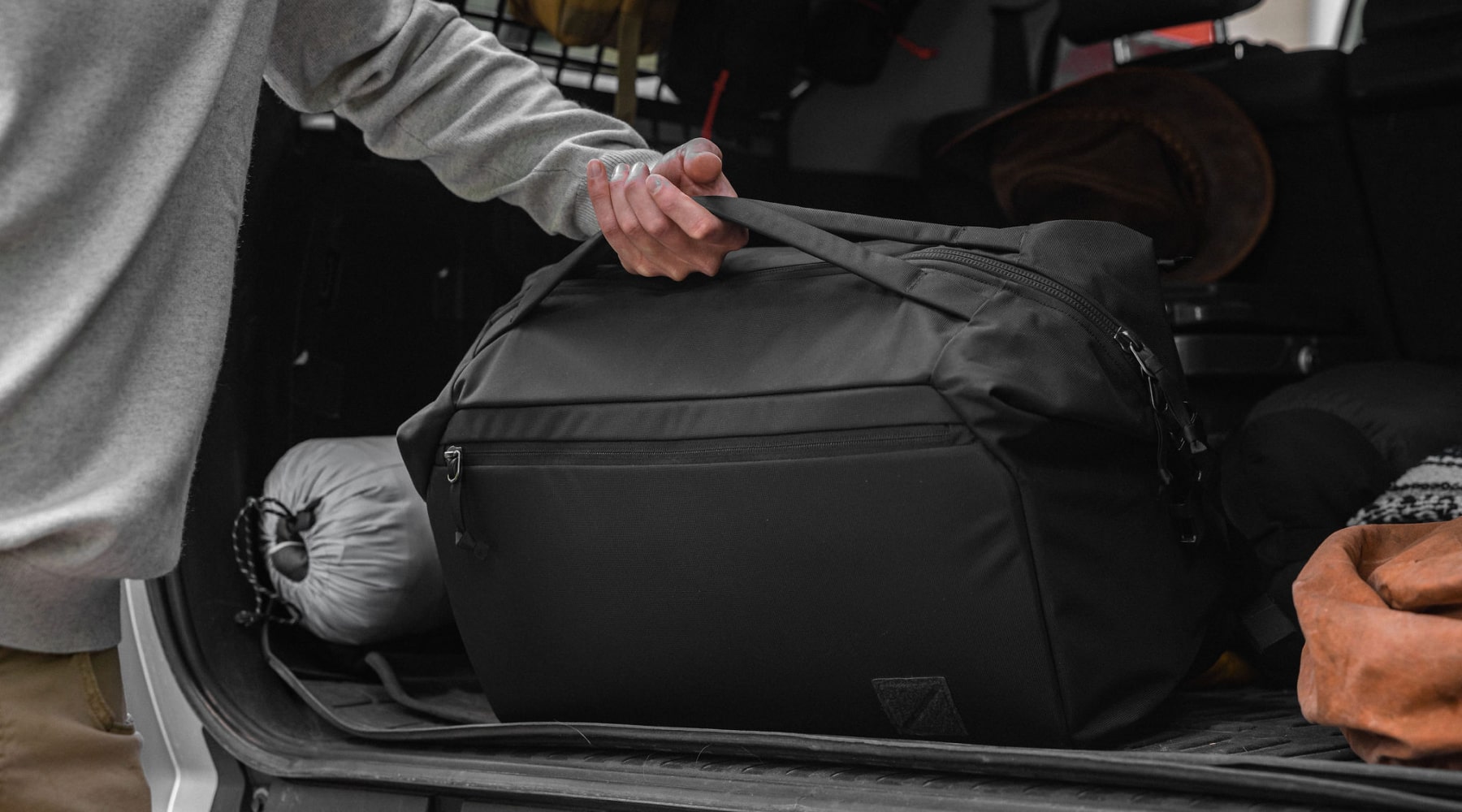 Transit Duffel 35L comes with ergonomic curved handles