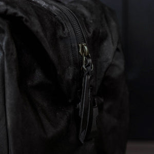 Transit Duffel 35L Waxed Black Carryology Leather Zipper Pullers