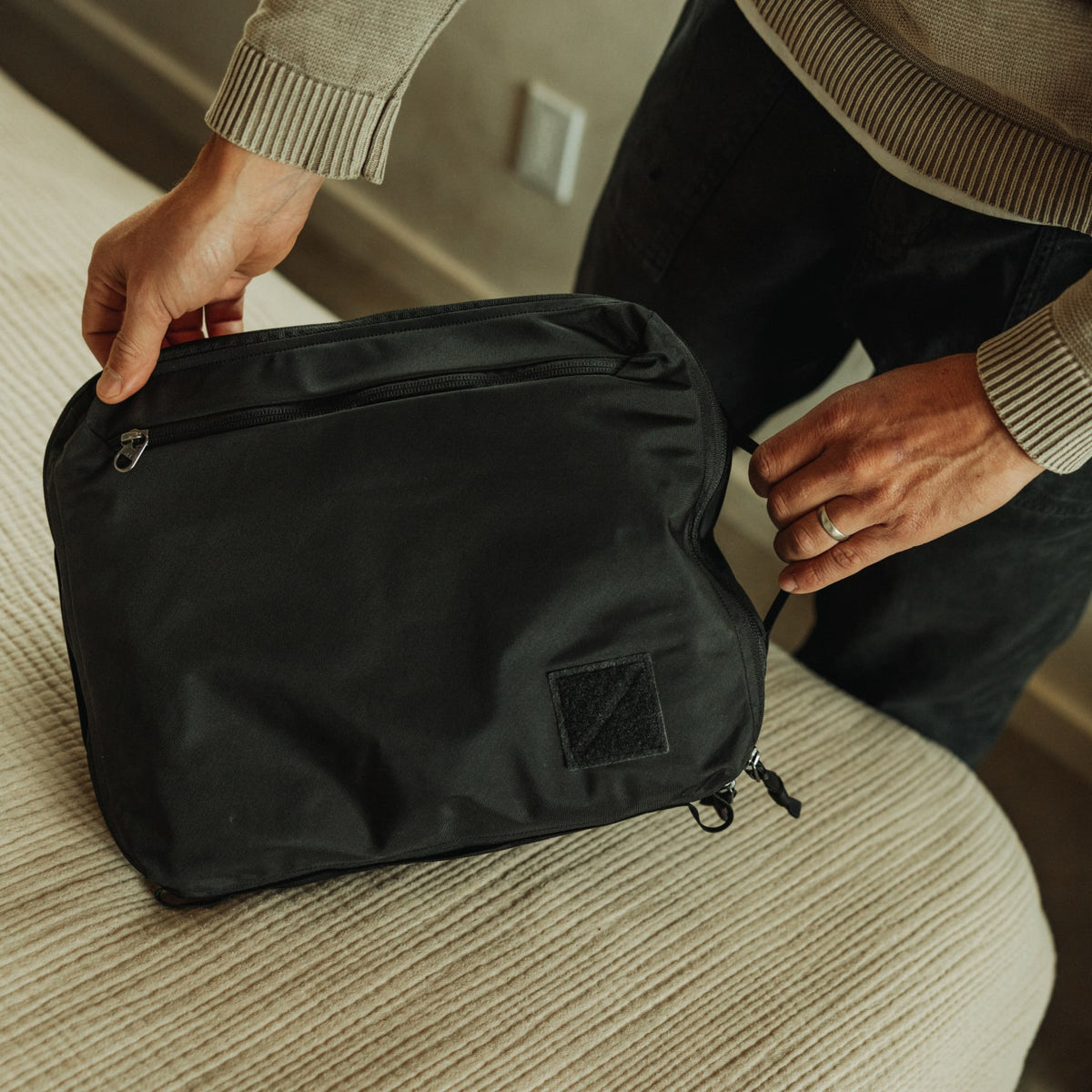 Transit Packing Cube 10L in Black - grab handle